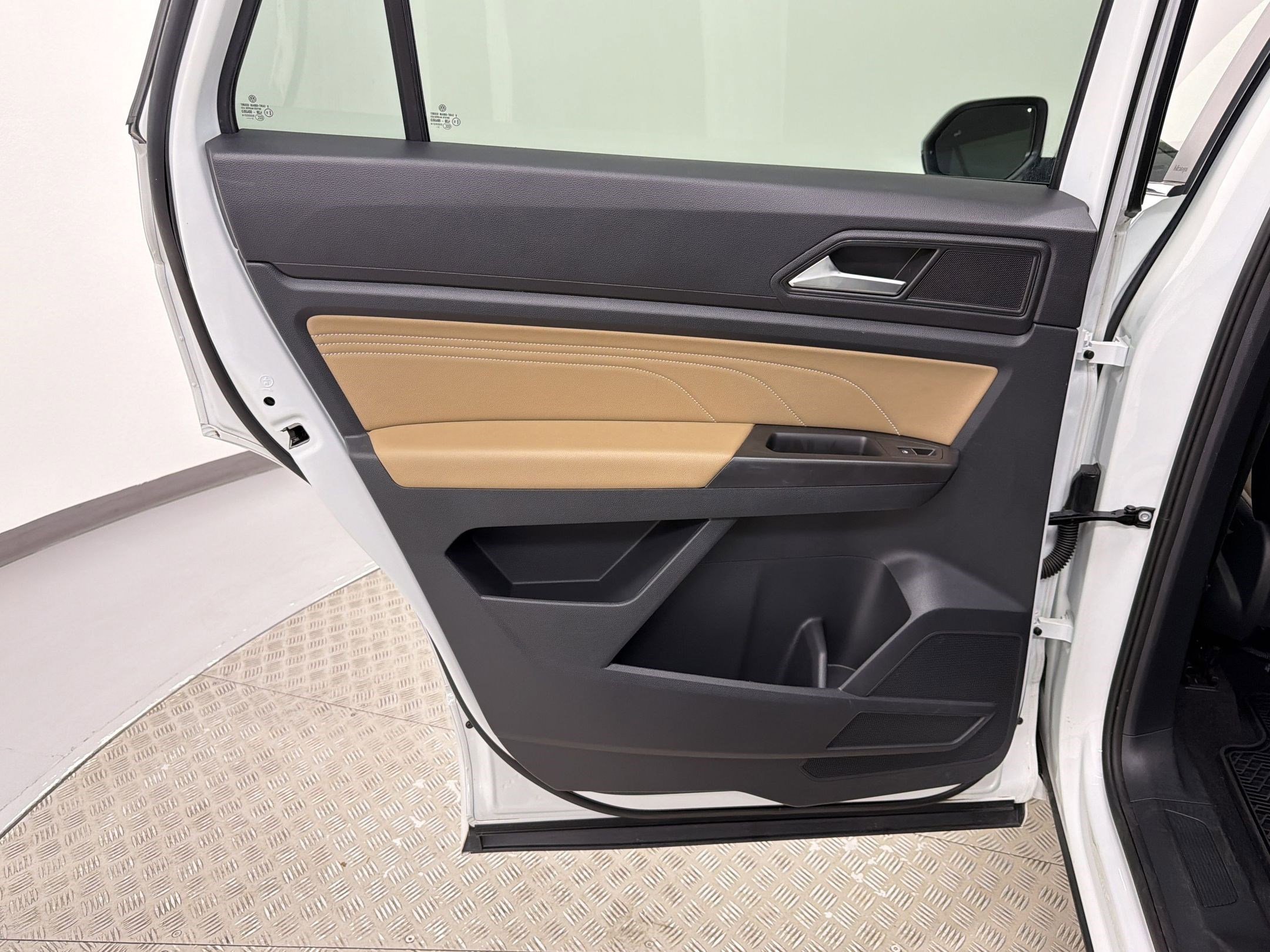 Used 2022 Volkswagen Atlas Cross Sport SEL R-Line image 32