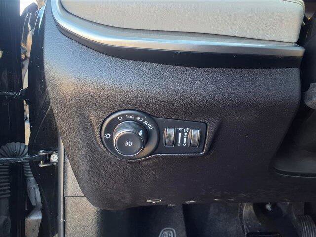 Used 2025 Jeep Compass Limited w/ Sun & Sound Group AWD/4WD image 12