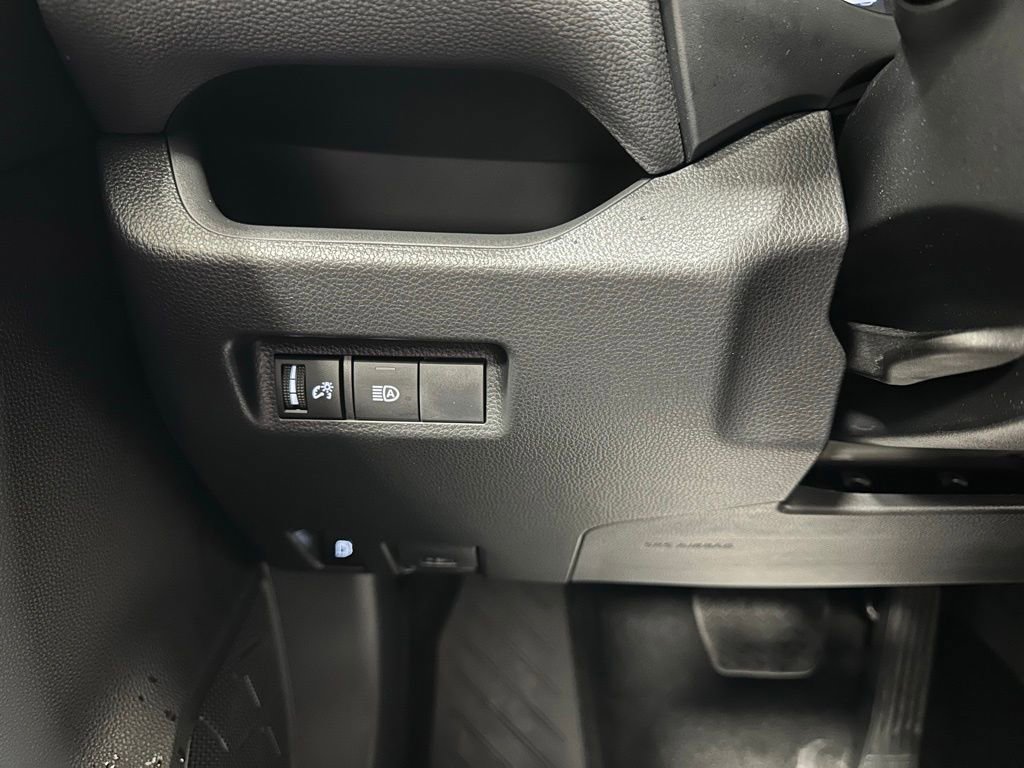Used 2025 Toyota RAV4 XLE AWD/4WD image 17