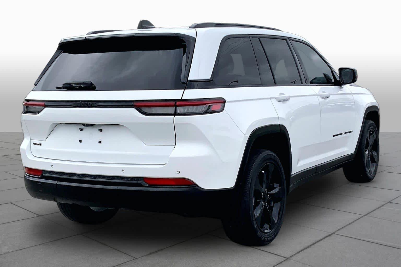 Used 2022 Jeep Grand Cherokee Altitude AWD/4WD image 21