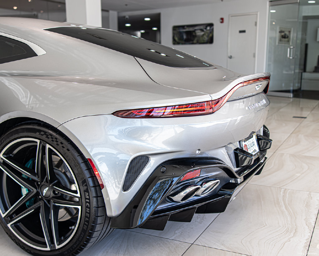 Used 2025 Aston Martin V8 Vantage Coupe RWD image 14