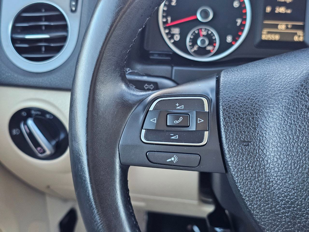 Used 2013 Volkswagen Tiguan SEL image 26