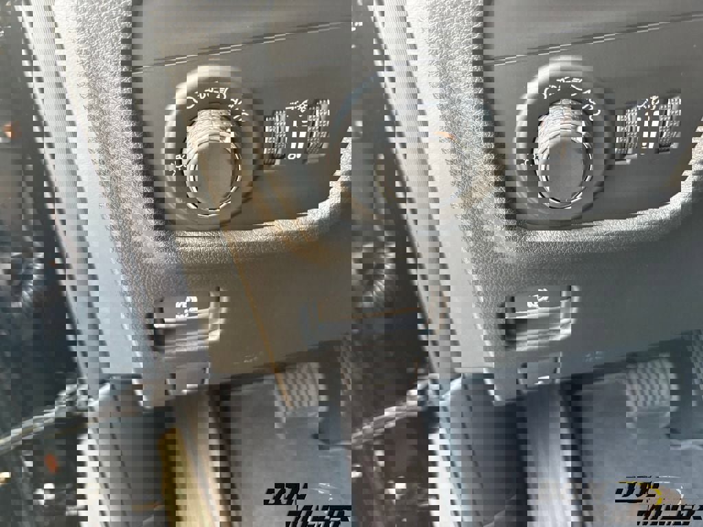 New 2025 Jeep Grand Cherokee L Laredo image 13