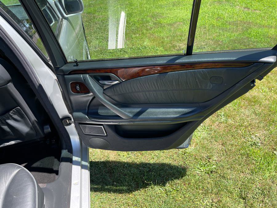 Used 2002 Mercedes-Benz E 320 4MATIC Wagon image 38