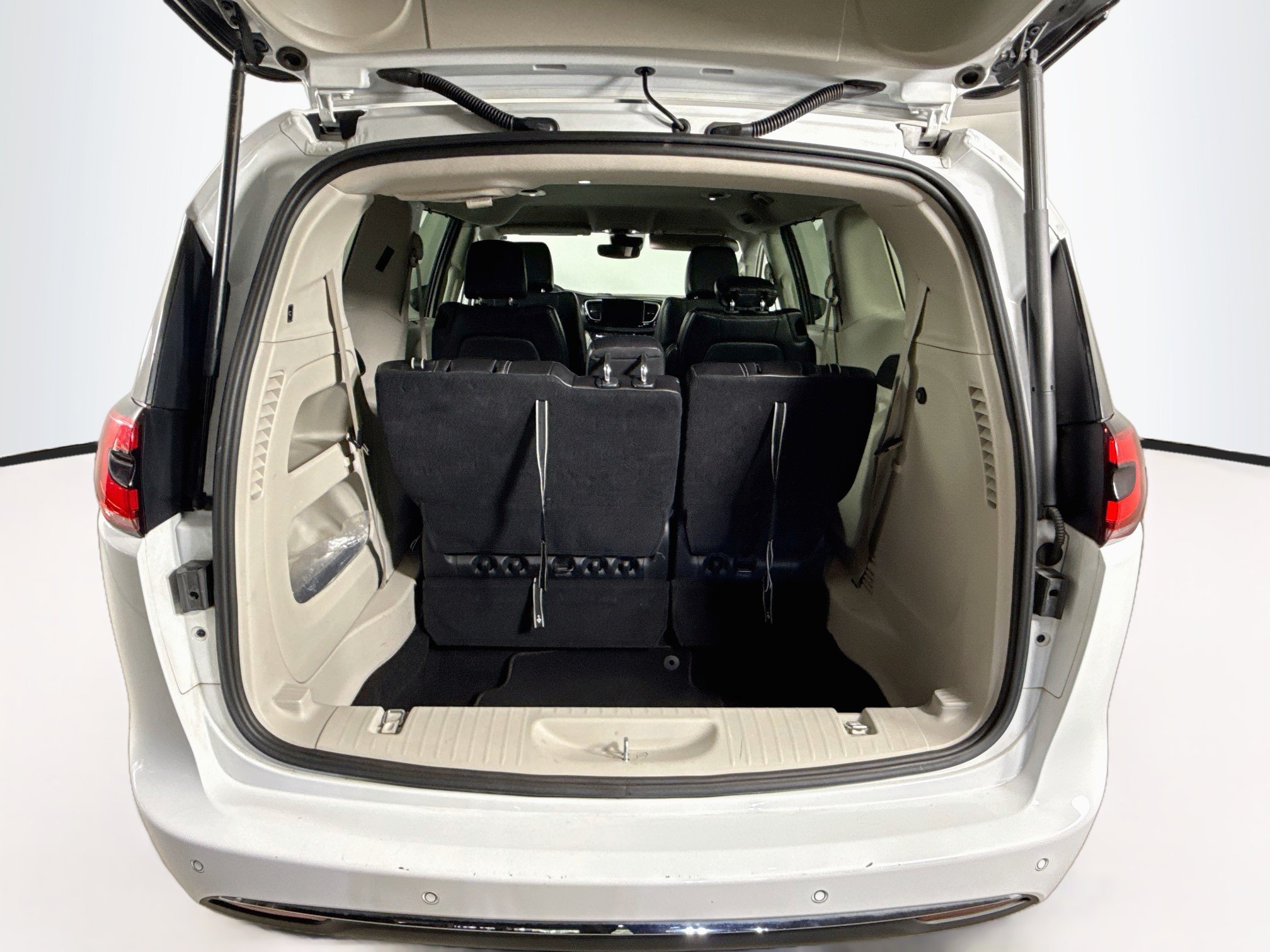 Used 2023 Chrysler Pacifica Touring-L FWD image 31