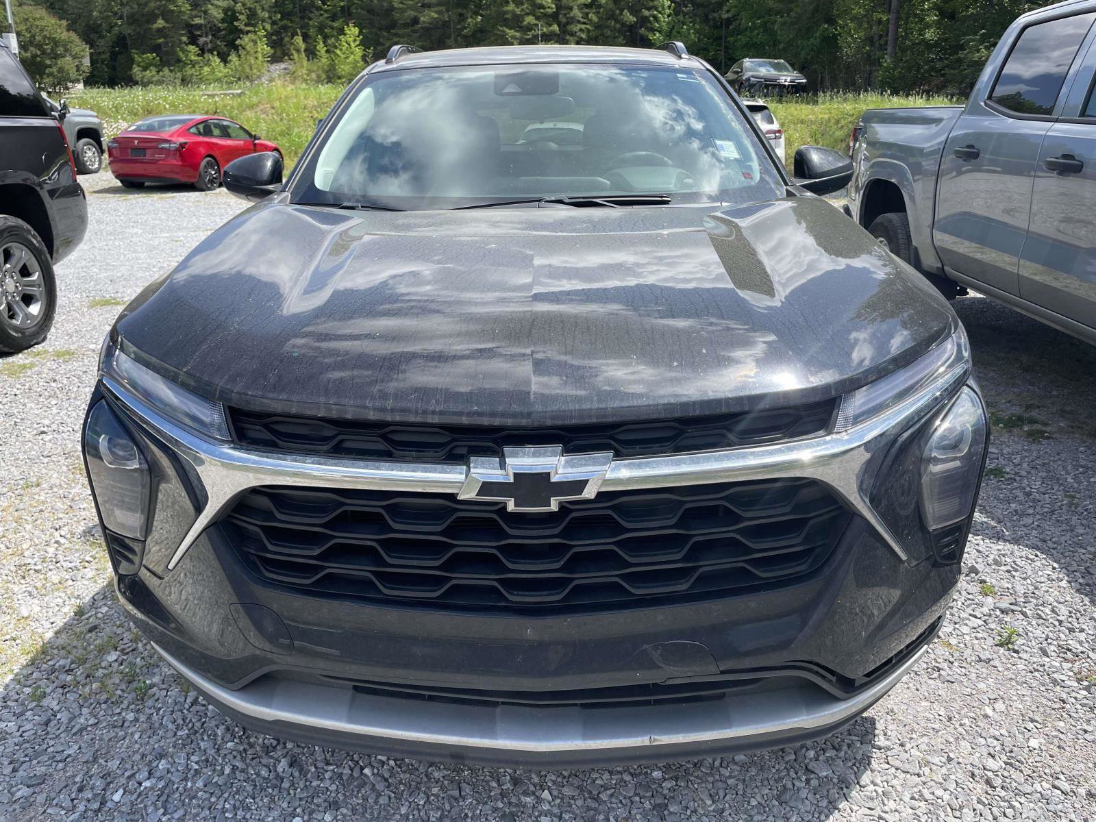 Used 2025 Chevrolet Trax LT w/ LT Convenience Package FWD image 2