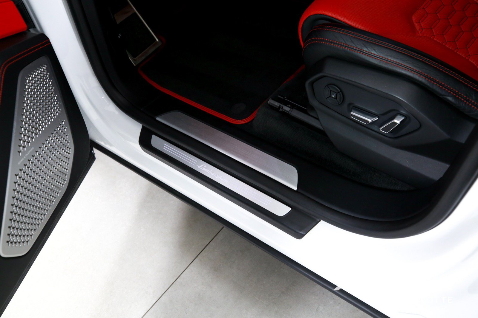 Used 2020 Lamborghini Urus AWD/4WD image 16
