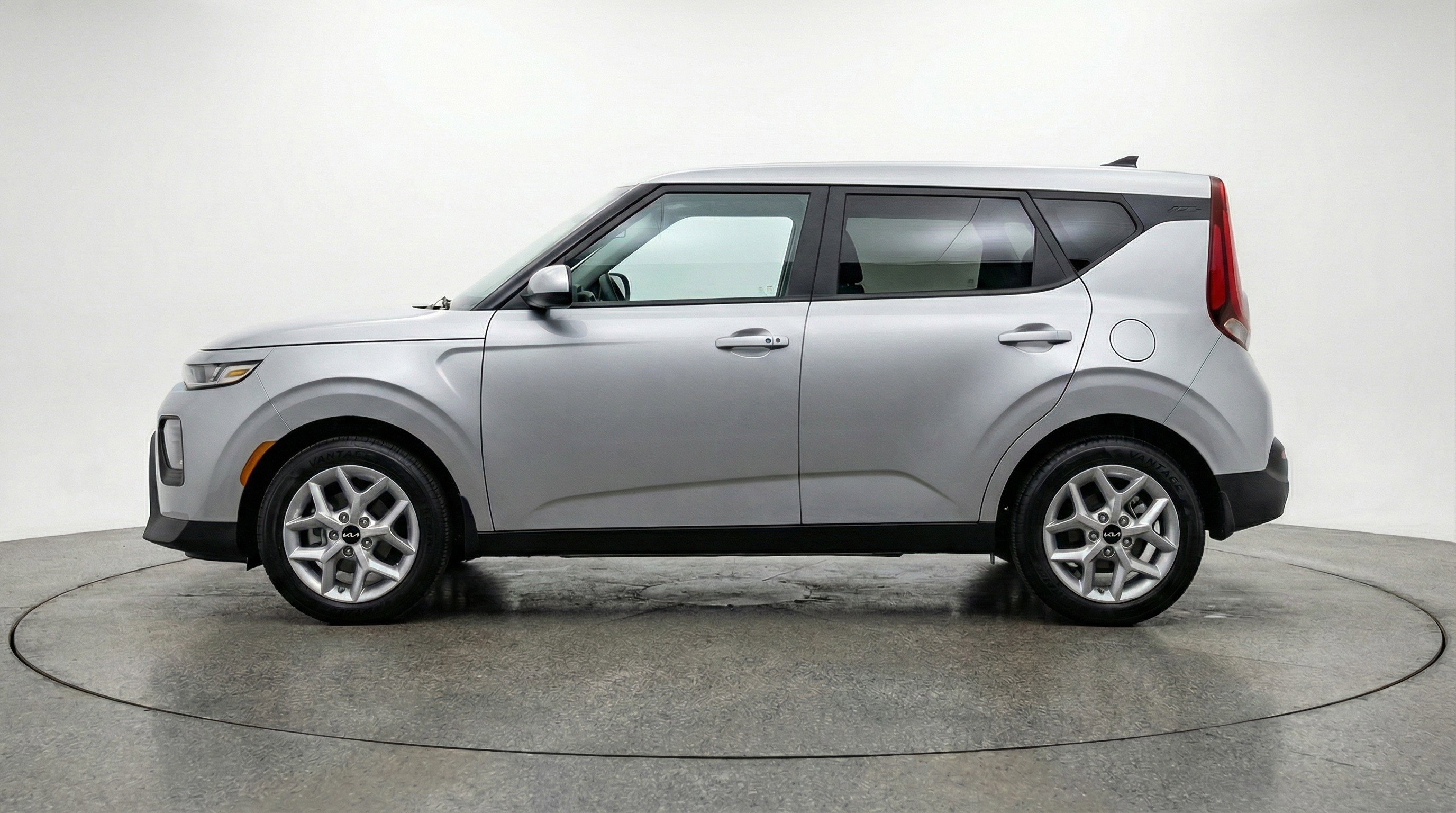 Used 2025 Kia Soul LX w/ LX Technology Package FWD image 5