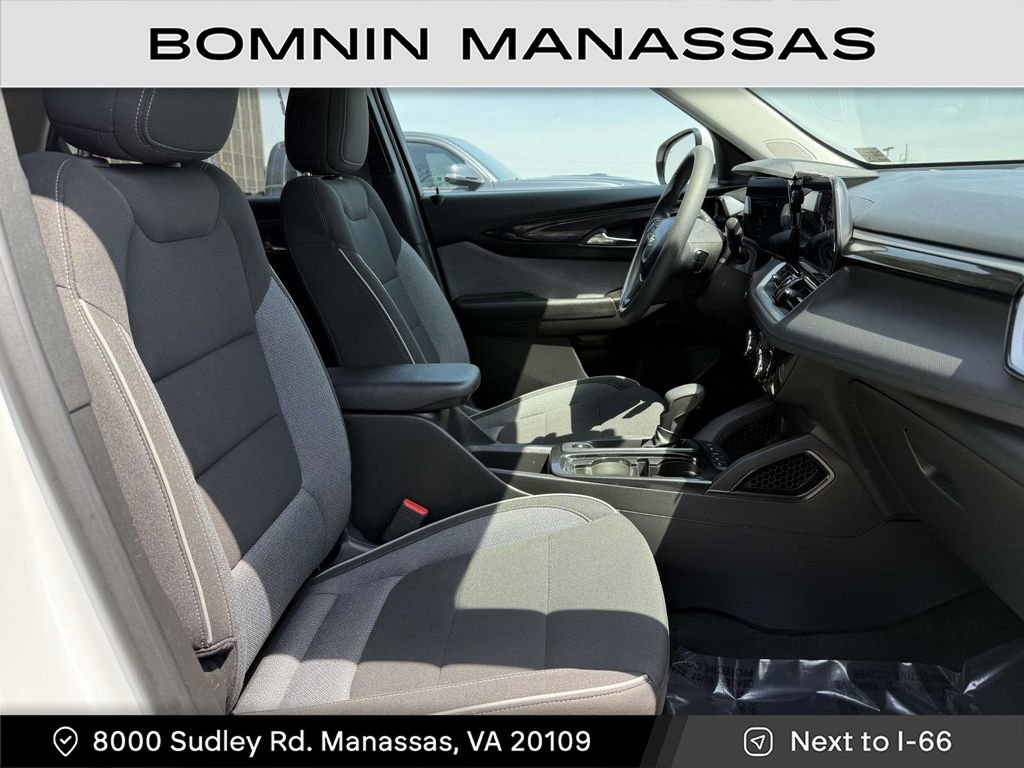 Used 2024 Chevrolet TrailBlazer LT w/ Driver Confidence Package image 9