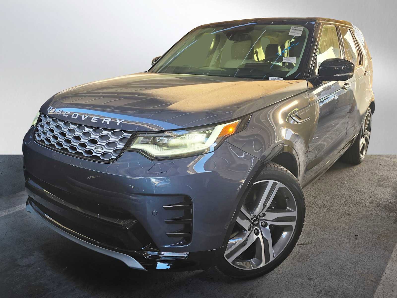 Used 2025 Land Rover Discovery Metropolitan Edition video 1