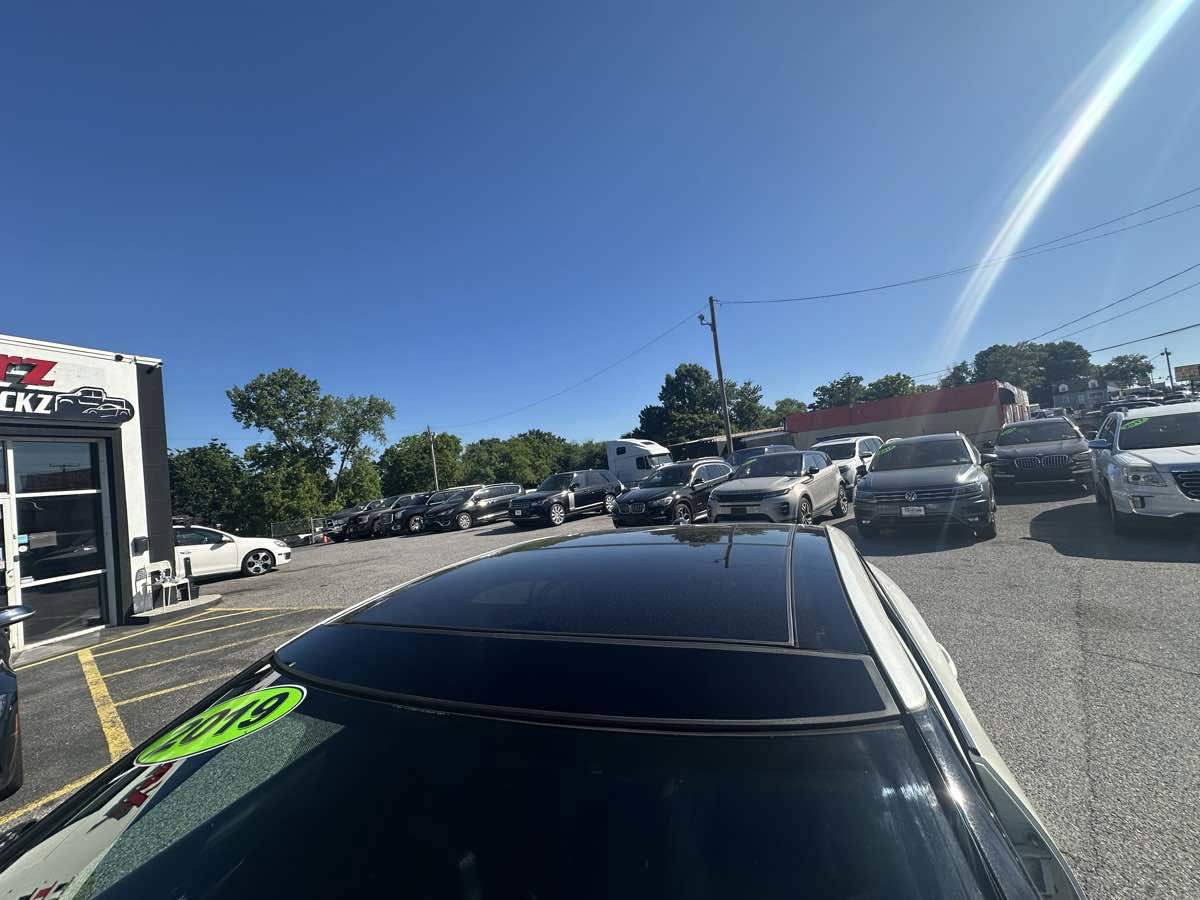 Used 2019 Nissan Maxima SR w/ Premium Package FWD image 12