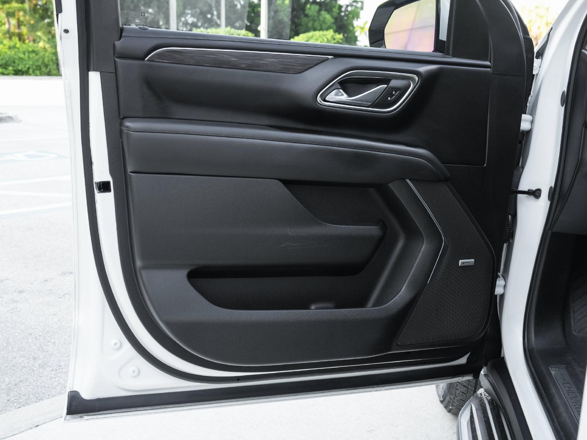 Used 2024 Chevrolet Suburban LT RWD image 31