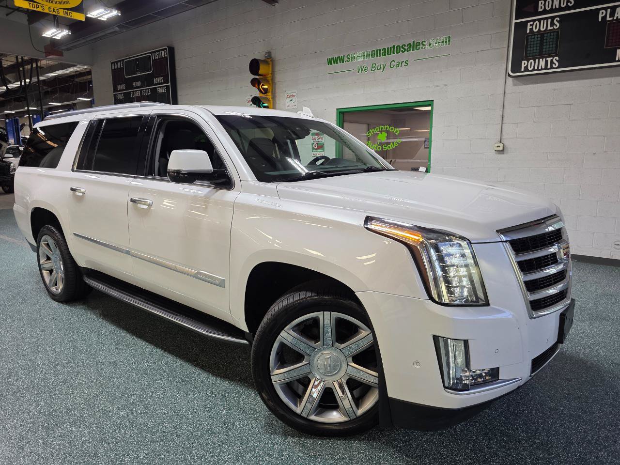 Used 2020 Cadillac Escalade ESV Luxury AWD/4WD image 14