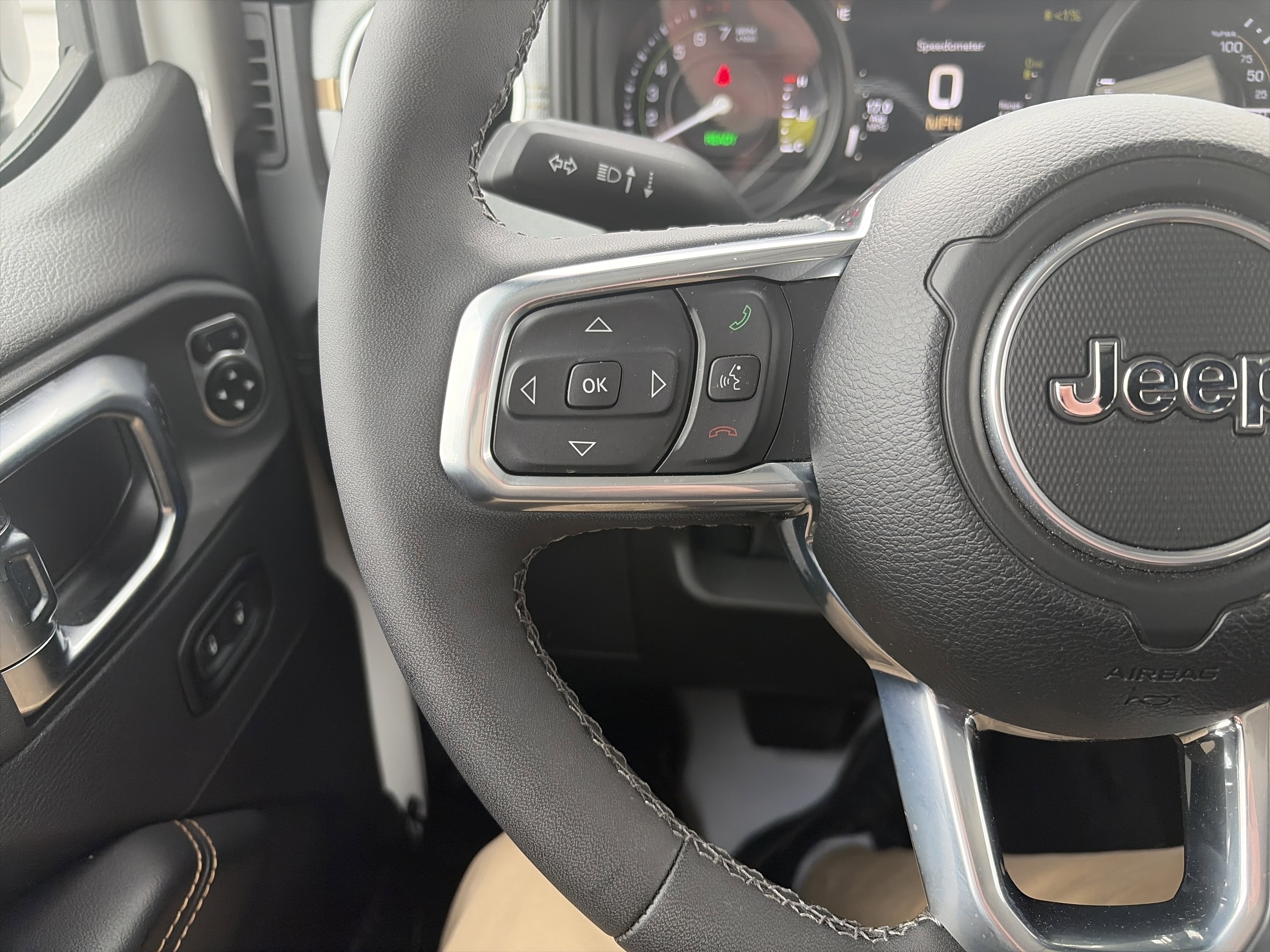 Used 2025 Jeep Wrangler Sahara w/ Safety Group AWD/4WD image 18
