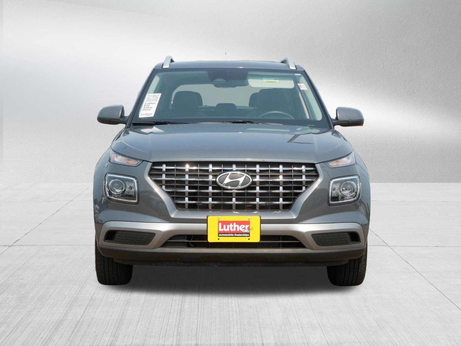 Used 2025 Hyundai Venue SEL FWD image 2