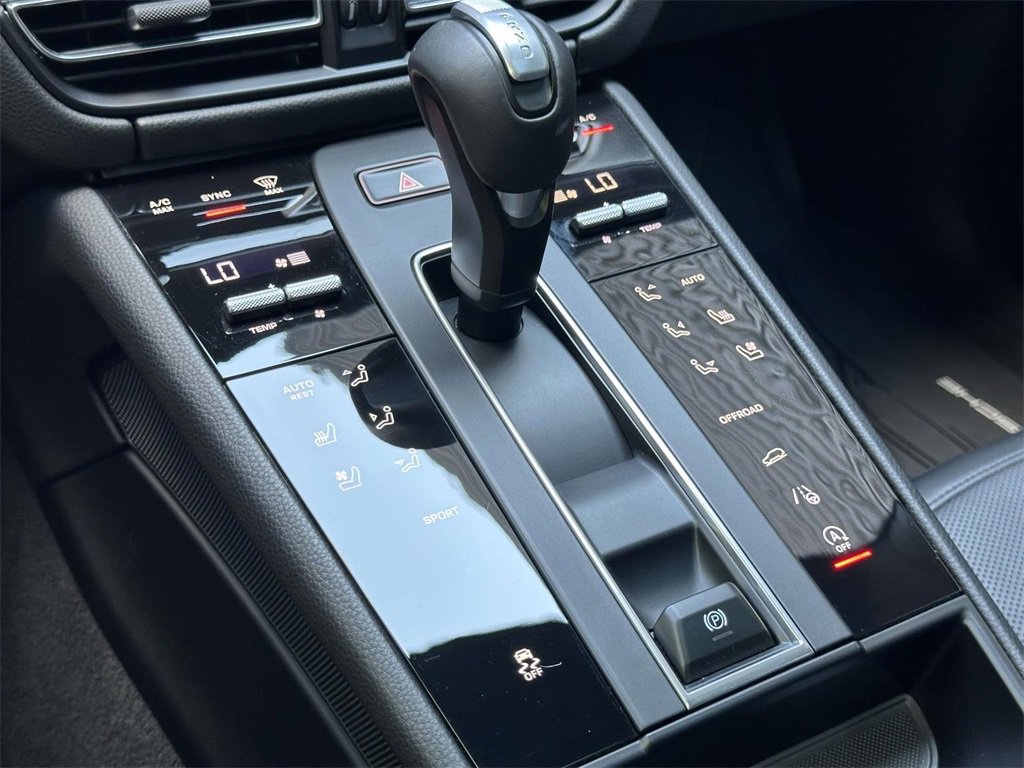 Used 2025 Porsche Macan image 28