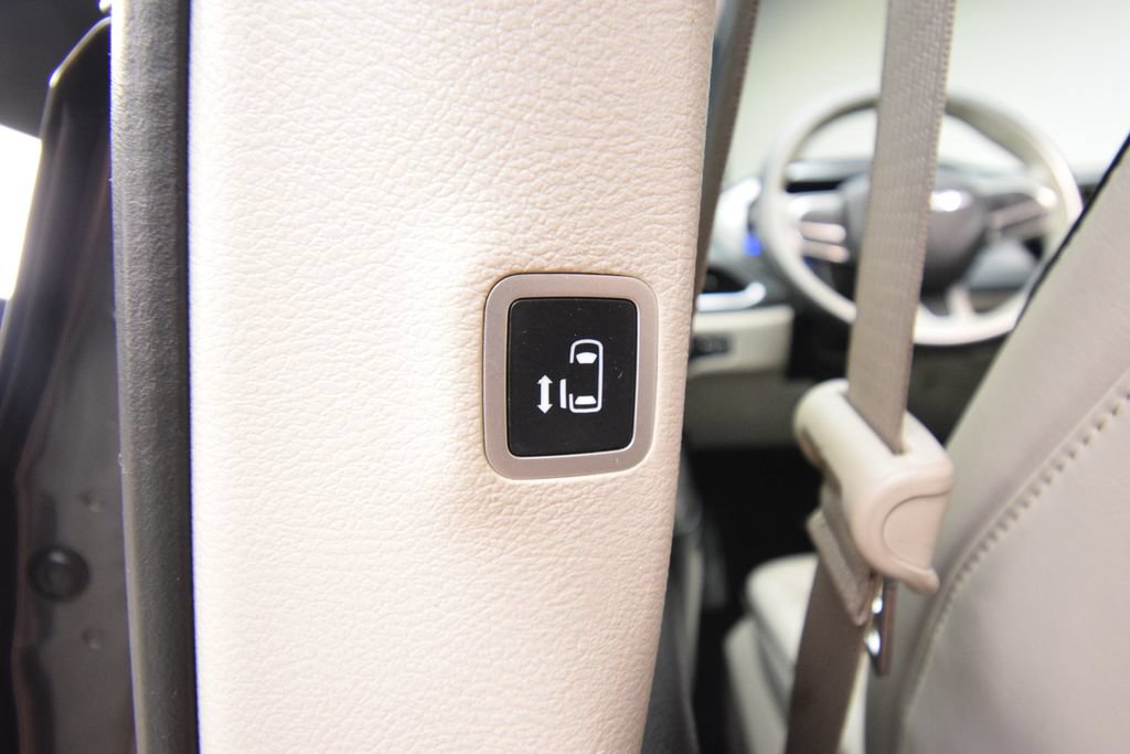 Used 2020 Chrysler Pacifica Limited FWD image 43