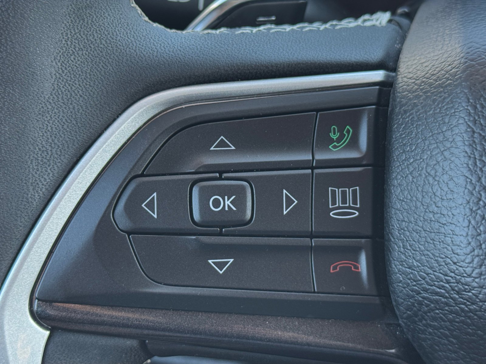 Used 2023 Jeep Grand Cherokee Laredo image 20