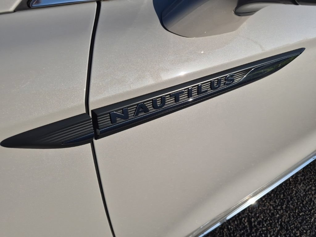 Used 2023 Lincoln Nautilus AWD w/ Premium Package image 11
