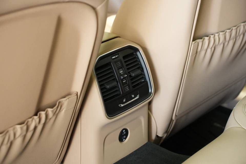 Certified 2025 Porsche Macan AWD/4WD image 26