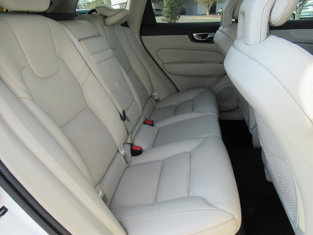 Used 2018 Volvo XC60 T6 Momentum w/ Convenience Package image 29