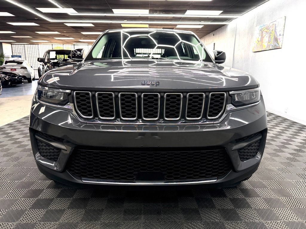 Used 2022 Jeep Grand Cherokee Laredo w/ Luxury Tech Group I RWD image 3