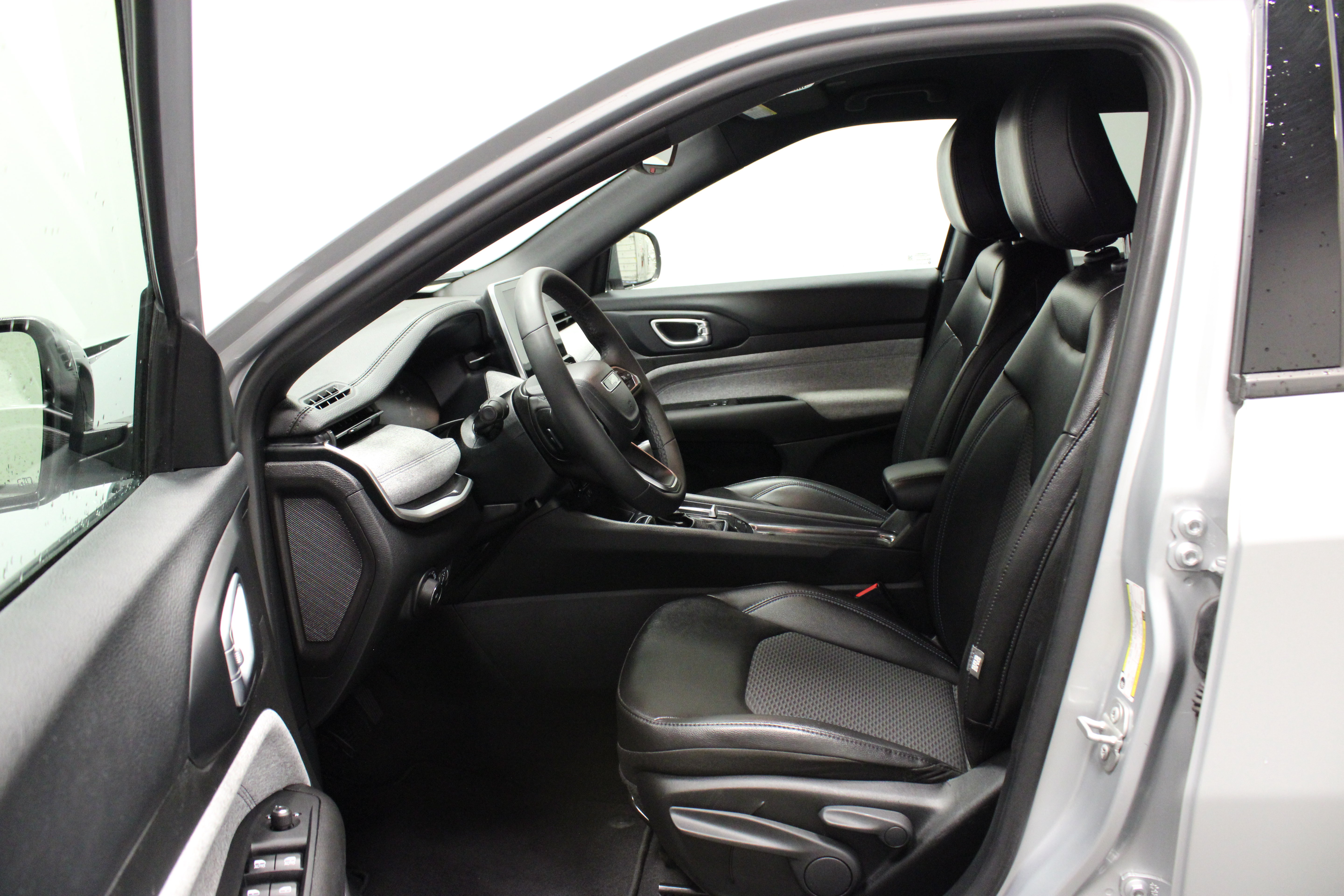 Used 2025 Jeep Compass Latitude AWD/4WD image 16