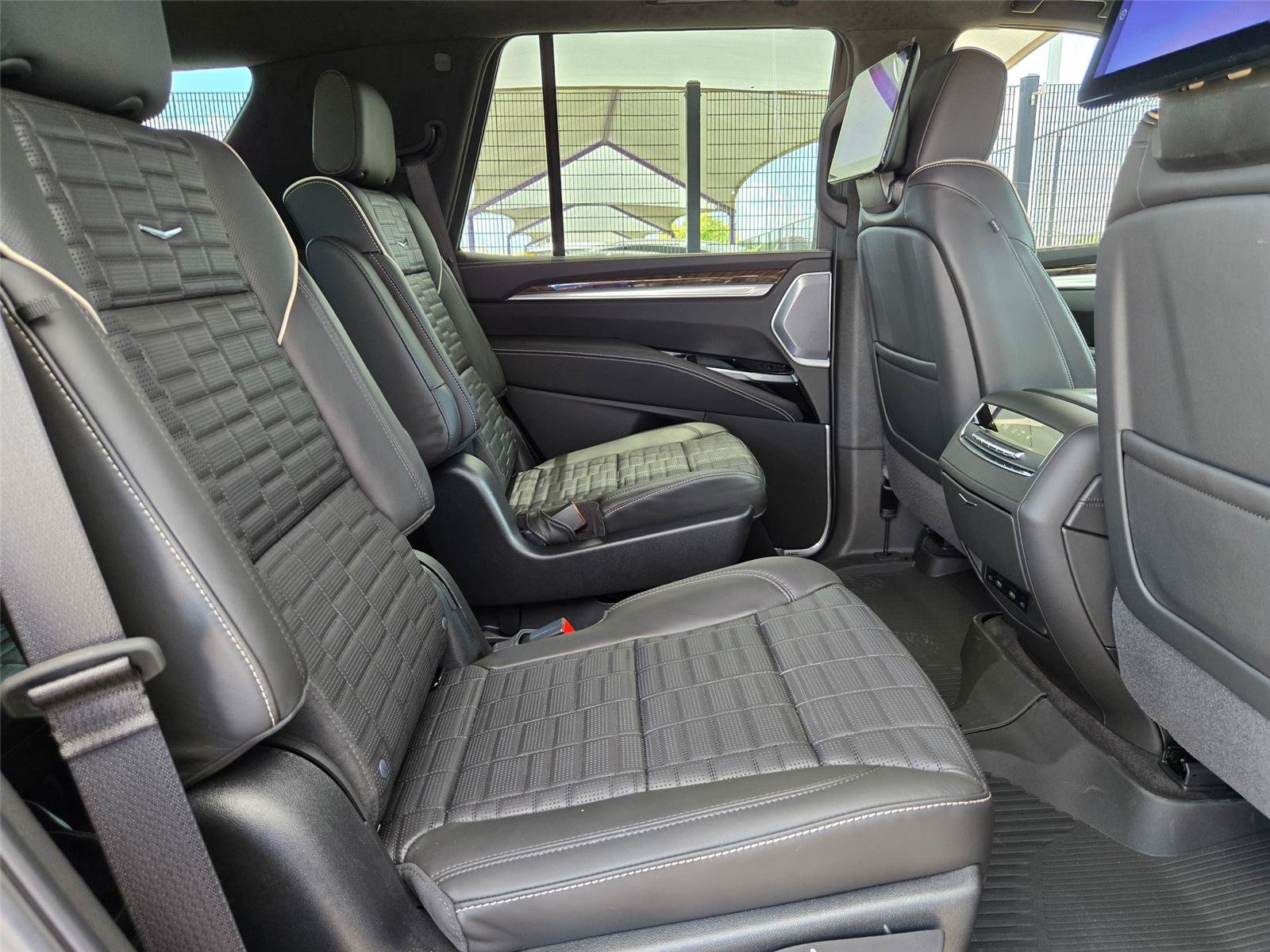 New 2026 Cadillac Escalade Platinum Sport w/ LPO, ONYX Package AWD/4WD image 32