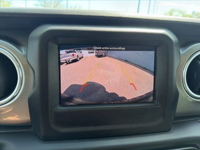 Used 2018 Jeep Wrangler Unlimited Sahara AWD/4WD image 30