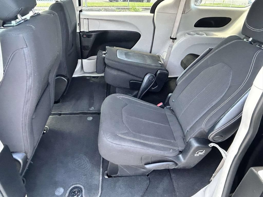 Used 2022 Chrysler Voyager LX FWD image 8