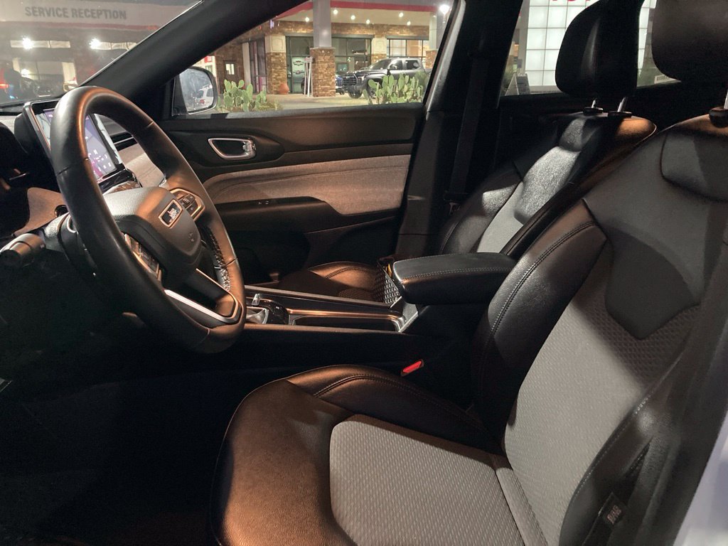 Used 2025 Jeep Compass Latitude w/ Sun & Sound Group AWD/4WD image 10