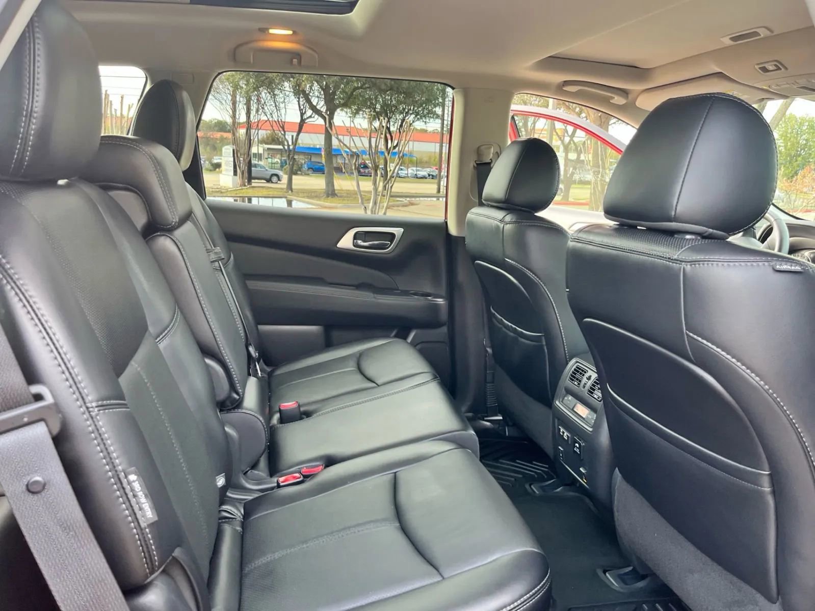 Used 2020 Nissan Pathfinder Platinum FWD image 21