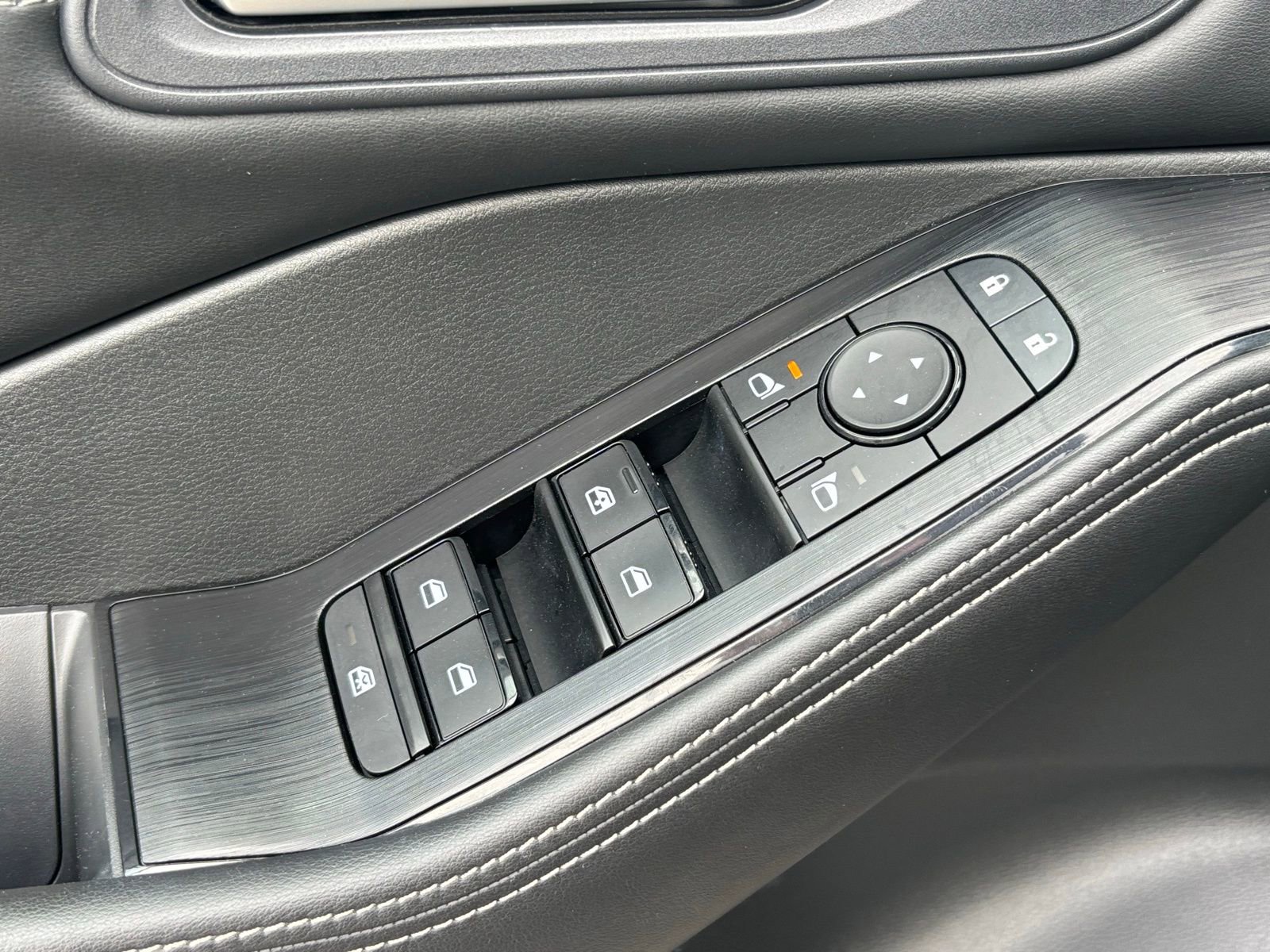 Used 2022 Nissan Rogue SV w/ SV Premium Package image 12