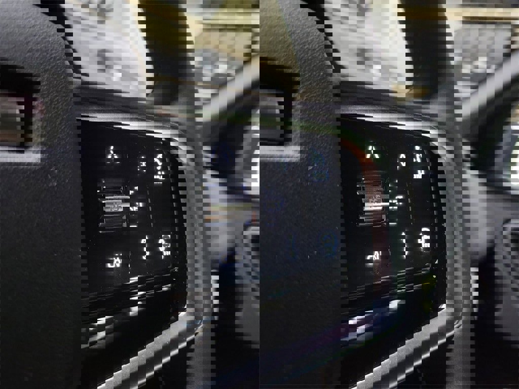 New 2025 Land Rover Discovery Sport Dynamic SE image 16