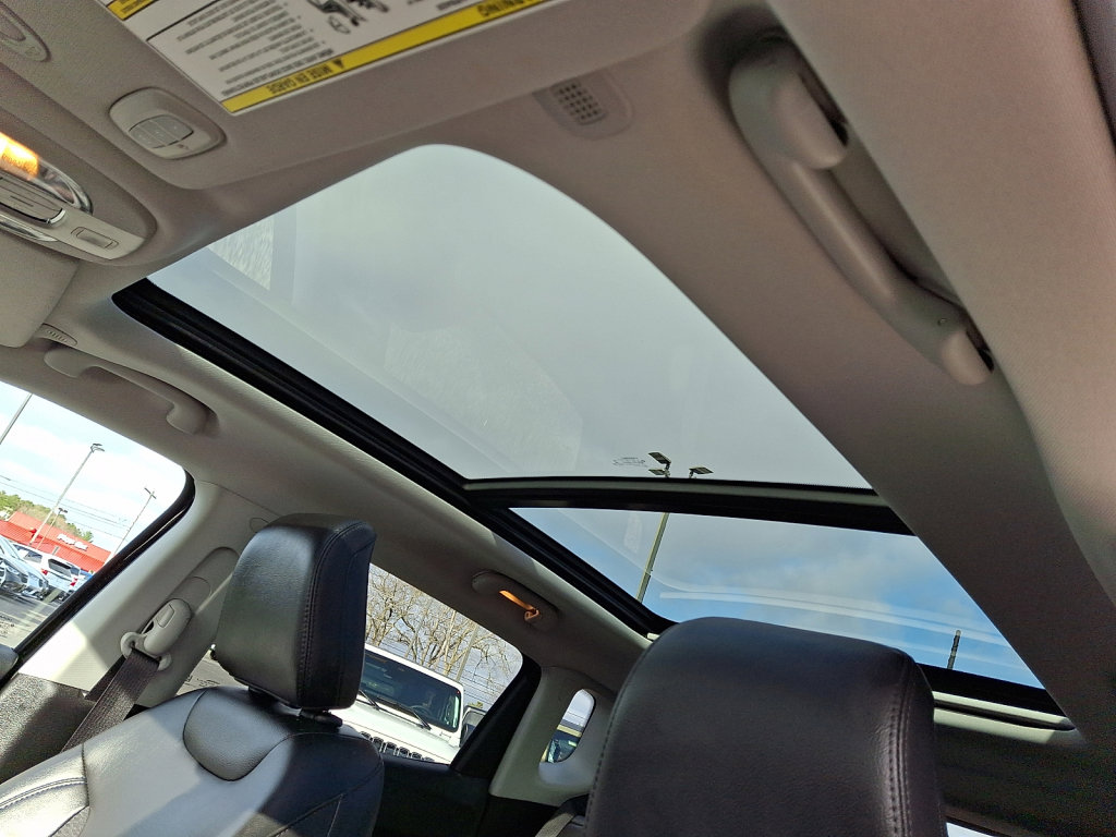 Used 2022 Jeep Compass Latitude w/ Sun and Sound Group AWD/4WD image 32