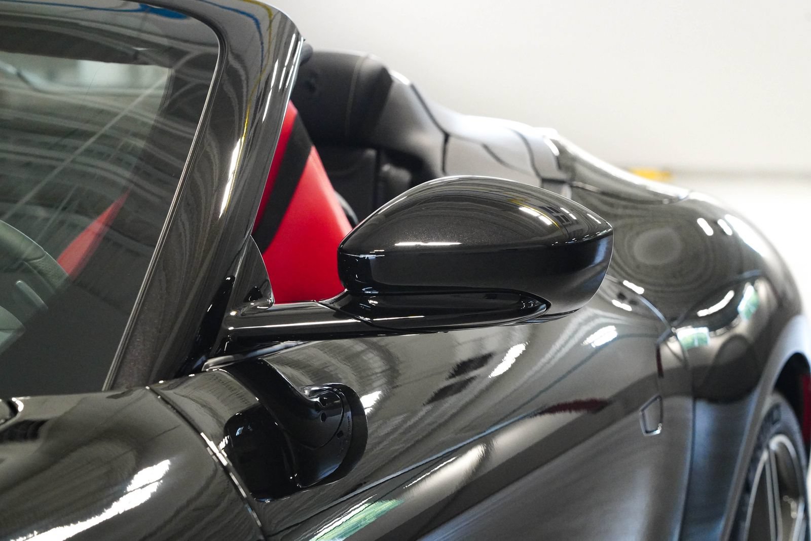 Used 2024 Ferrari Roma Spider RWD image 10