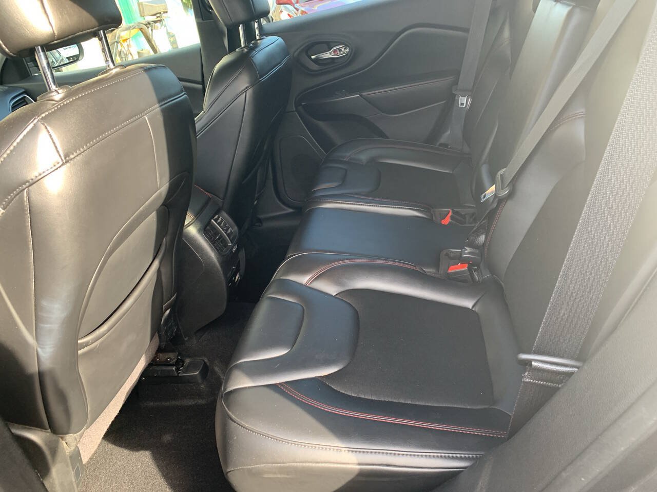 Used 2020 Jeep Cherokee Trailhawk AWD/4WD image 14