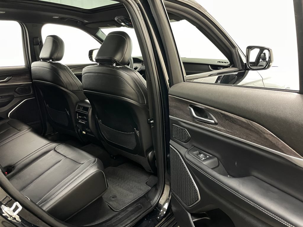 Used 2025 Jeep Grand Cherokee Limited w/ Black Appearance Package AWD/4WD image 44
