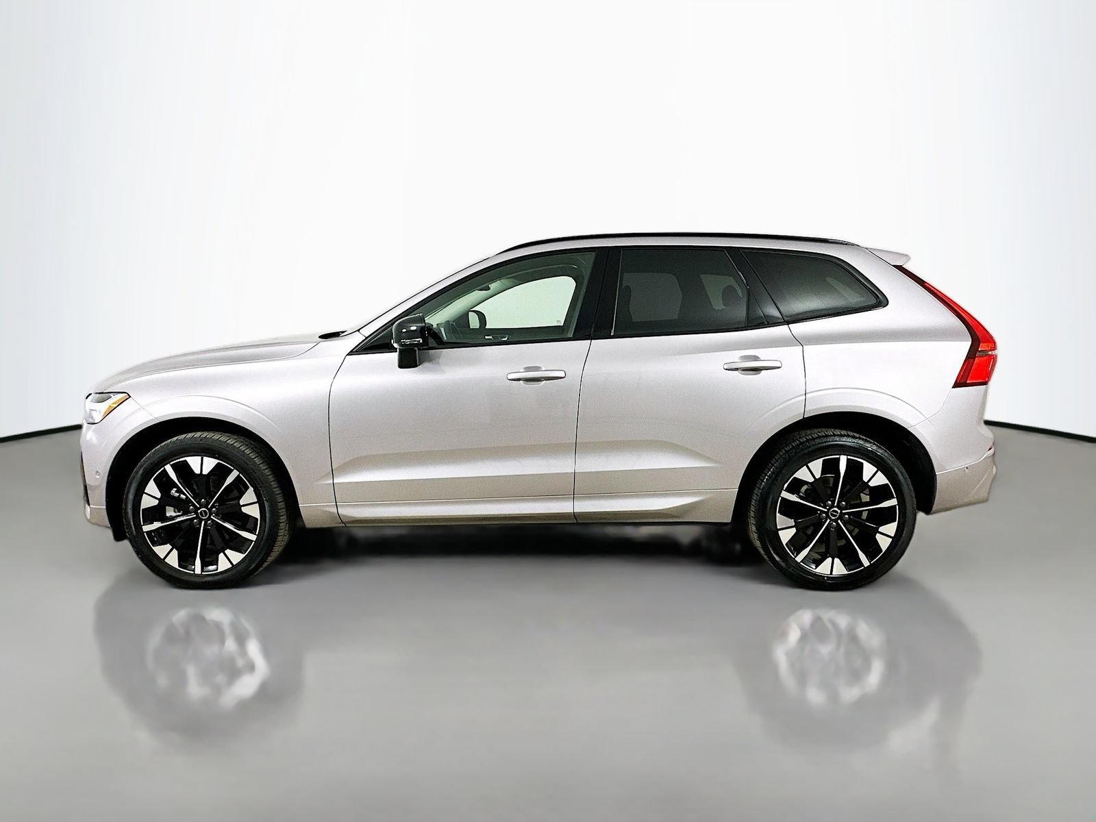 Used 2026 Volvo XC60 B5 Plus w/ Protection Package Premier AWD/4WD image 8