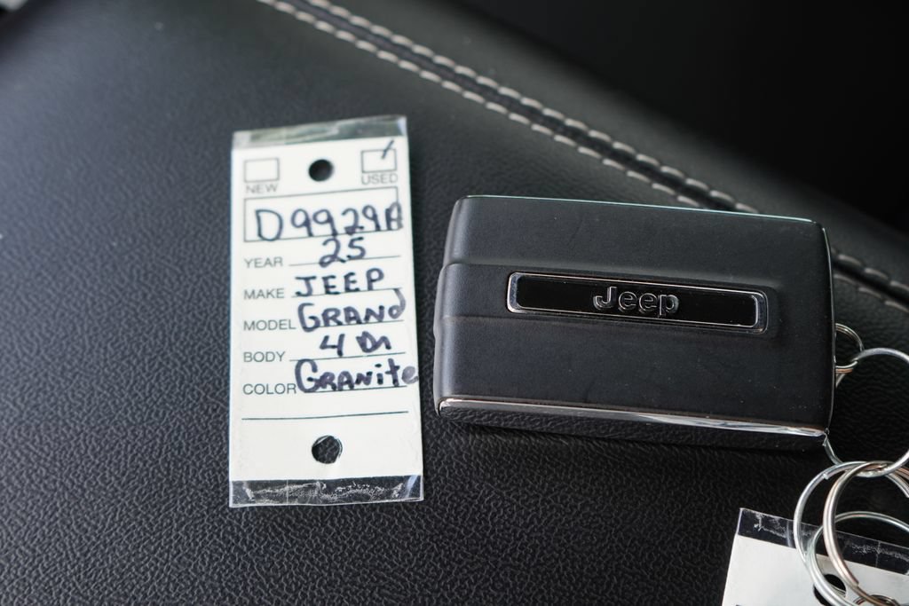 Used 2025 Jeep Grand Cherokee L Limited w/ Black Appearance Package AWD/4WD image 37