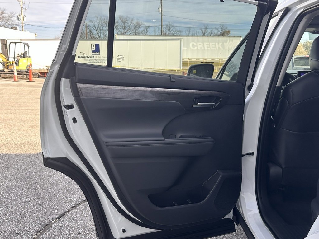 New 2026 Toyota Highlander Limited image 13