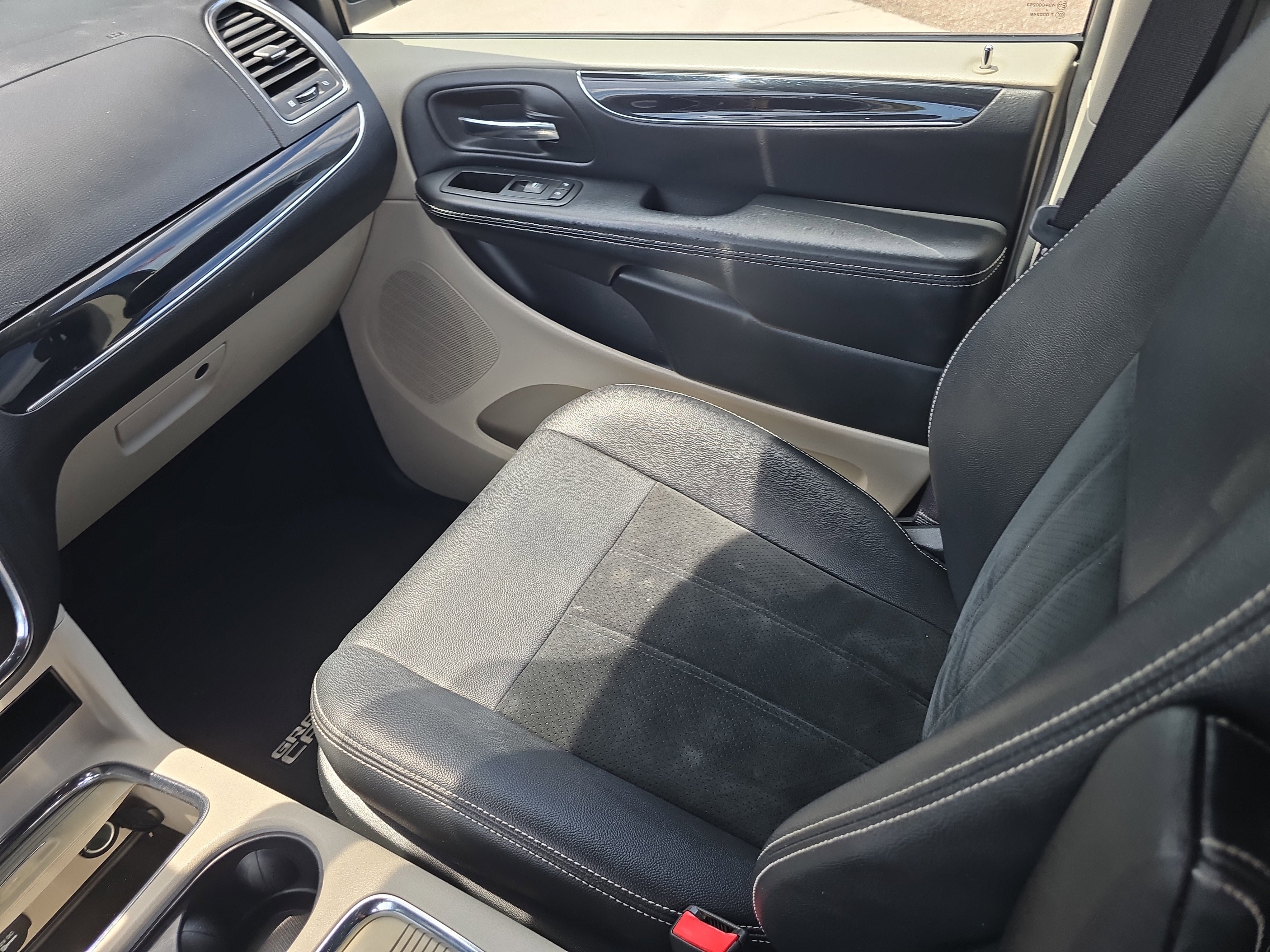 Used 2017 Dodge Grand Caravan SXT w/ Driver Convenience Group FWD image 16
