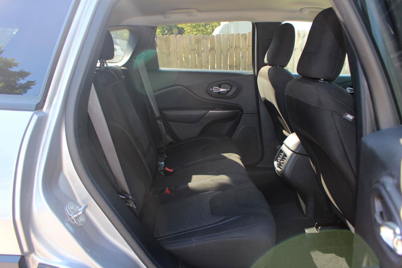Used 2020 Jeep Cherokee Latitude FWD image 34