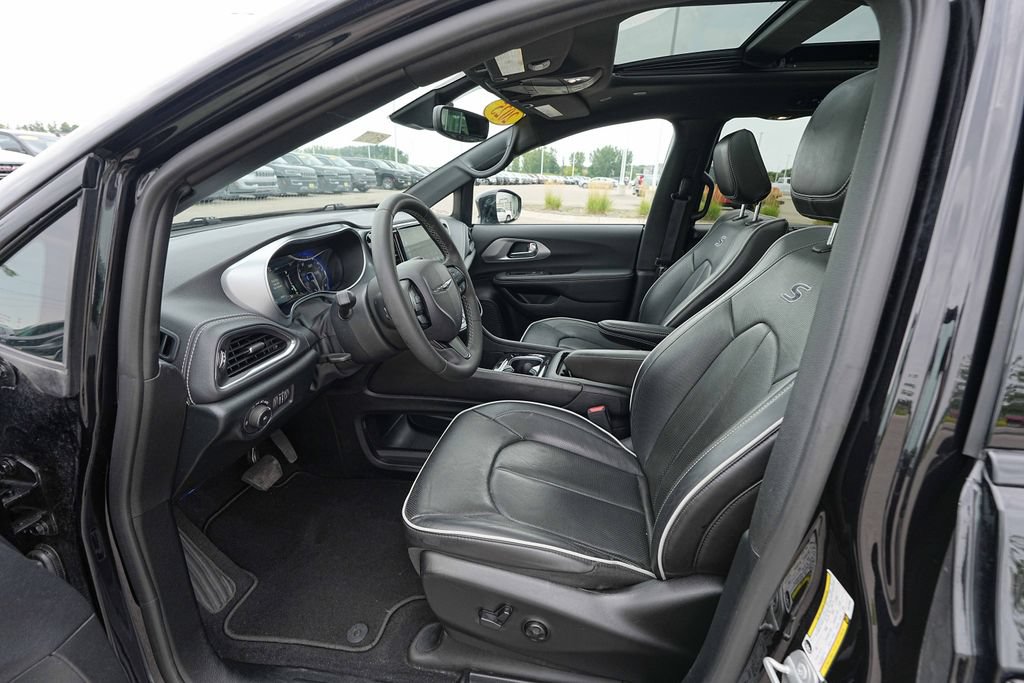 Used 2025 Chrysler Pacifica Limited FWD image 16