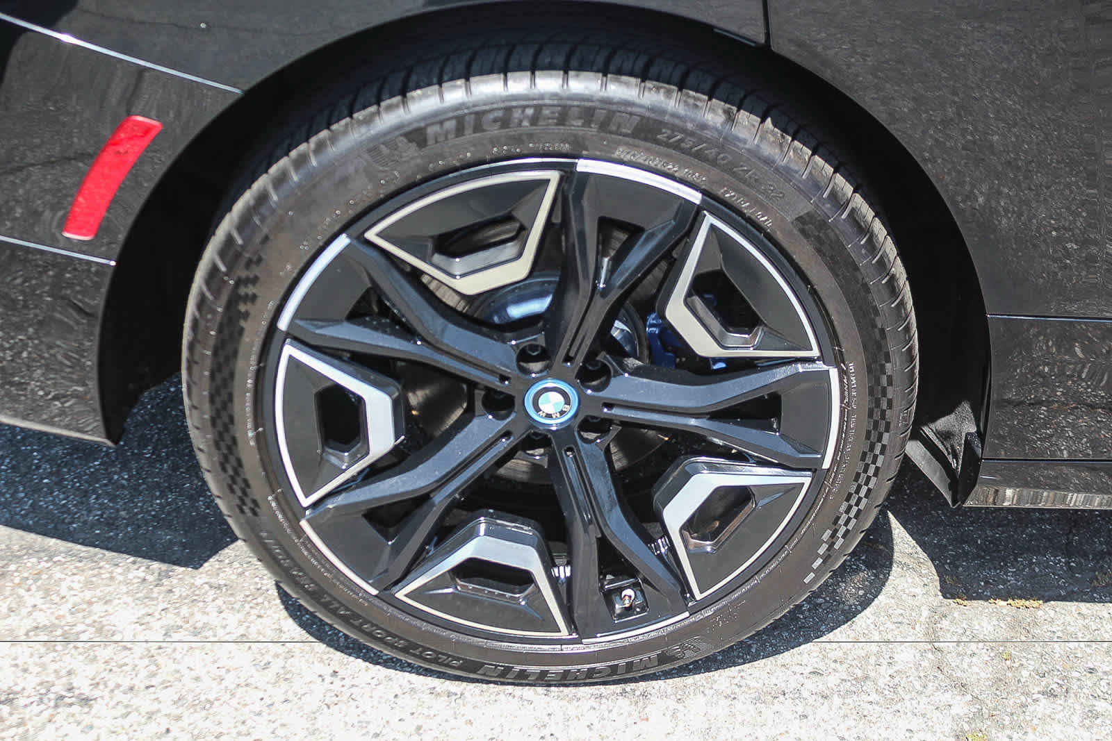 Used 2024 BMW iX xDrive50 w/ Premium Package AWD/4WD image 8