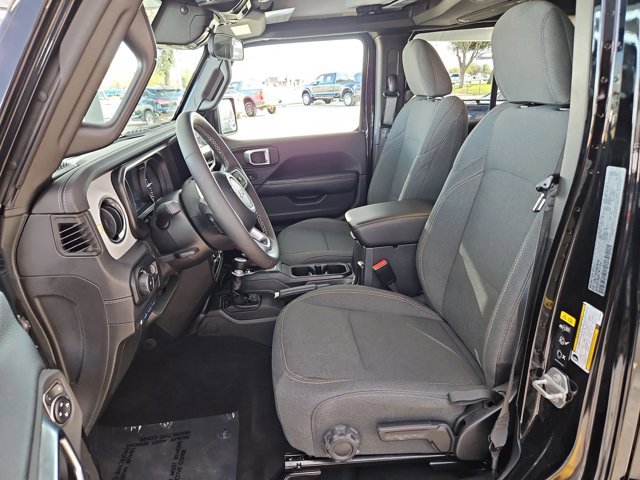 Used 2025 Jeep Wrangler Sahara image 16