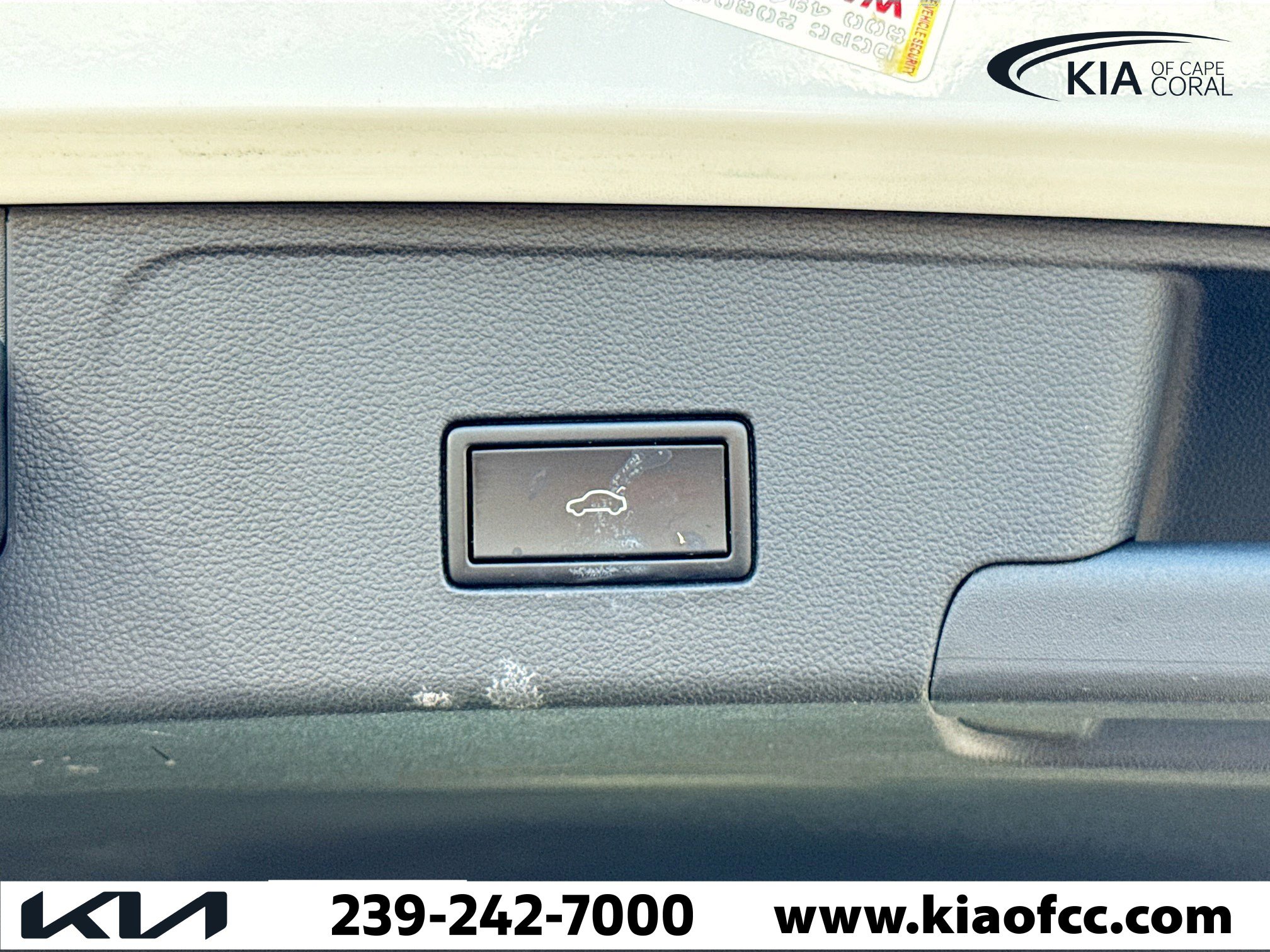 Used 2020 Volkswagen Atlas Cross Sport SE w/ Towing Package image 13