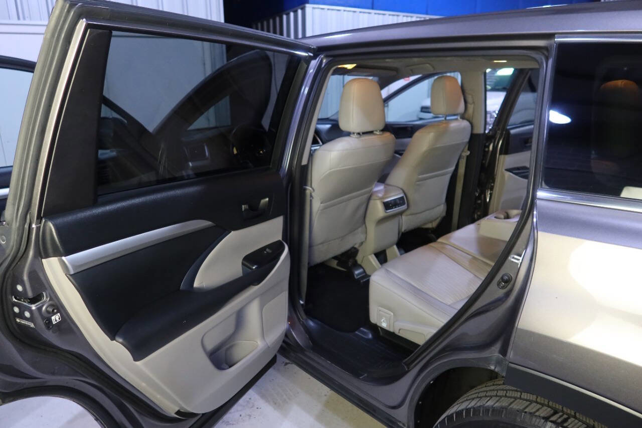 Used 2014 Toyota Highlander Plus AWD/4WD image 18
