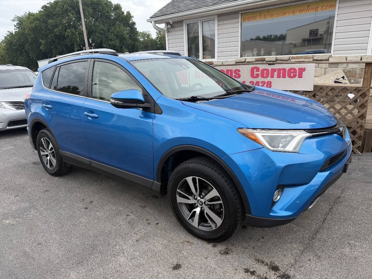 Used 2018 Toyota RAV4 XLE FWD image 2