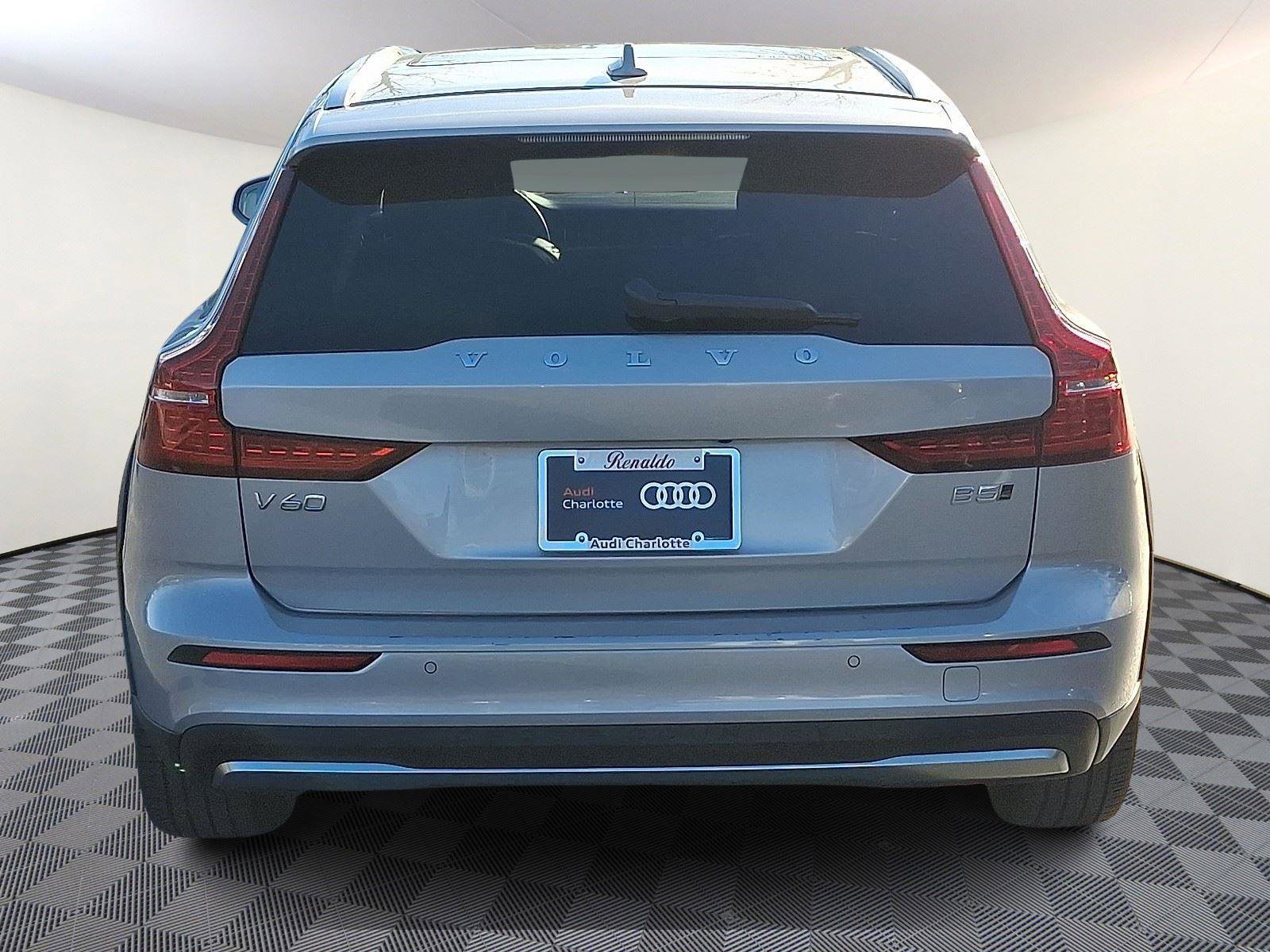 Used 2025 Volvo V60 B5 Cross Country Plus image 5